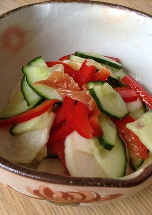 Une photo de Salade de concombre, navet et poivron rouge aux prunes salées japonaises 