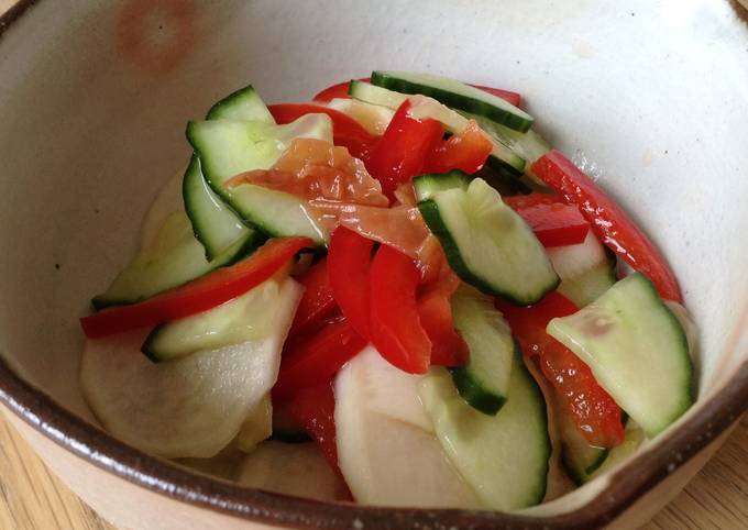 Salade de concombre, navet et poivron rouge aux prunes salées japonaises