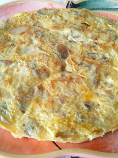 Una foto de Tortilla de champiñones y cebolla
