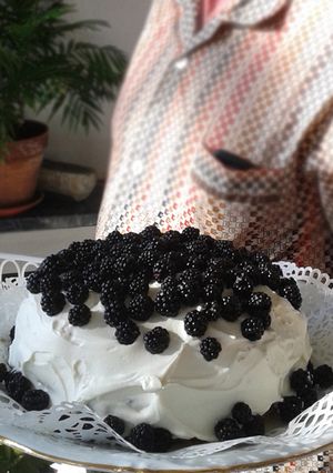 Una foto de Tarta del bosque con arándanos rojos y moras 