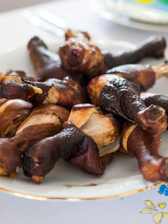Una foto de Muslos de pollo ahumados con salsa de cilantro
