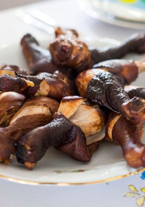 Una foto de Muslos de pollo ahumados con salsa de cilantro 