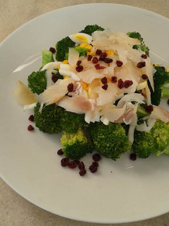 Una foto de Ensalada de brócoli, bacalao ahumado y arándanos rojos