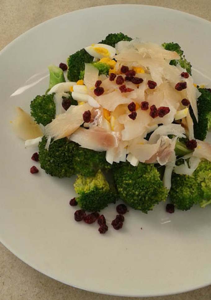 Una foto de Ensalada de brócoli, bacalao ahumado y arándanos rojos