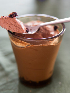 Una foto de Mousse de chocolate con arándanos azules