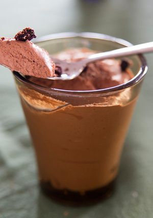 Una foto de Mousse de chocolate con arándanos azules 