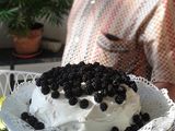 Tarta del bosque con arándanos rojos karpalo y moras 
