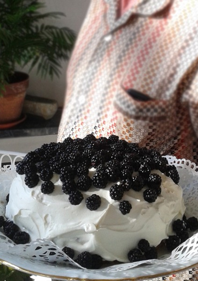 Una foto de Tarta del bosque con arándanos rojos karpalo y moras 