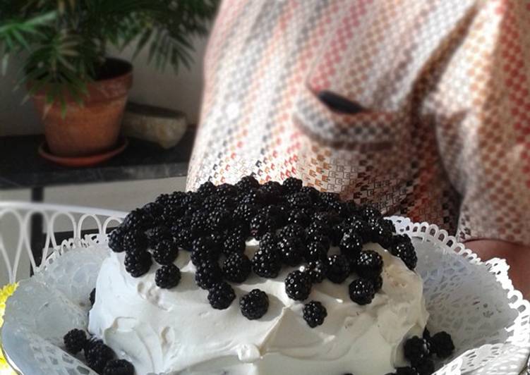 Tarta del bosque con arándanos rojos karpalo y moras