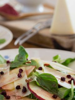 Una foto de Ensalada de queso Manchego con vinagreta de arándano rojo
