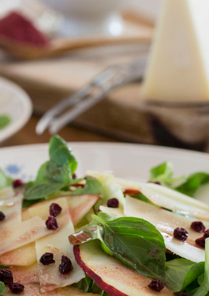 Una foto de Ensalada de queso Manchego con vinagreta de arándano rojo 