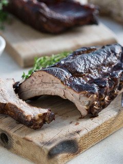 Una foto de Costillas de cerdo ahumadas con salsa de arándano rojo