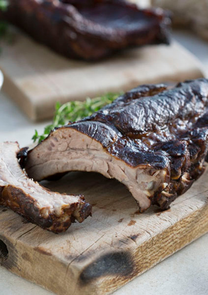 Una foto de Costillas de cerdo ahumadas con salsa de arándano rojo