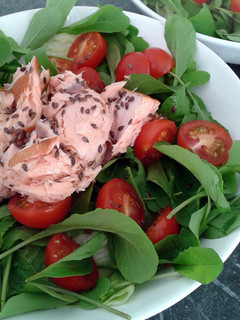 Una foto de Ensalada de salmón ahumado y rúcula