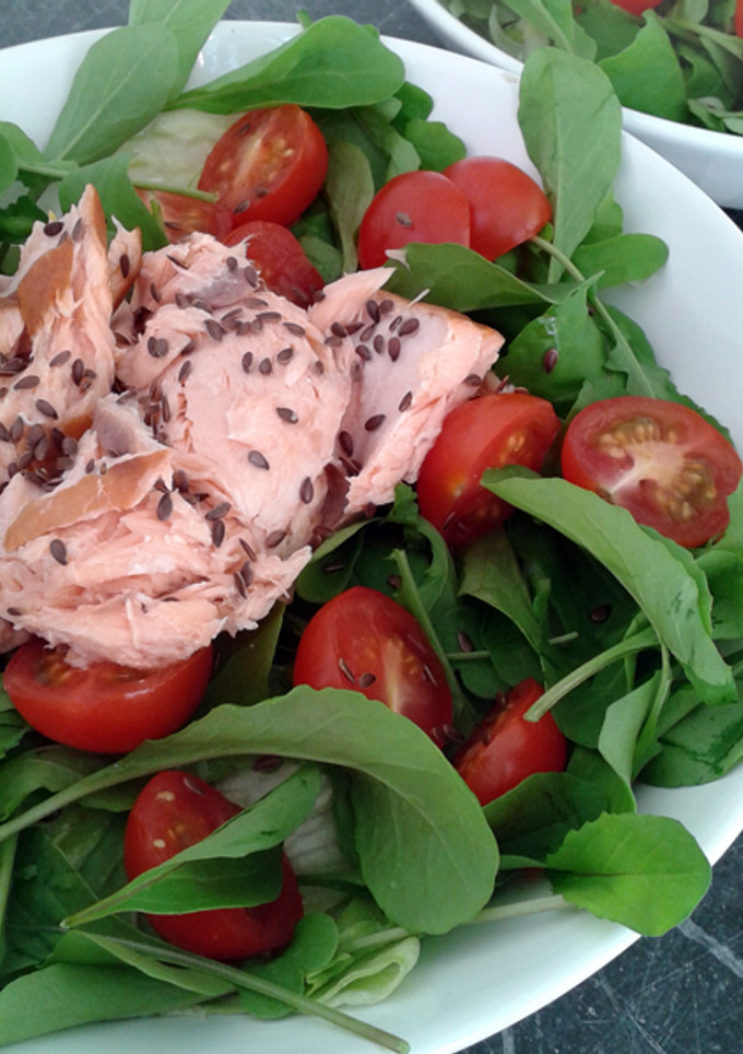 Una foto de Ensalada de salmón ahumado y rúcula