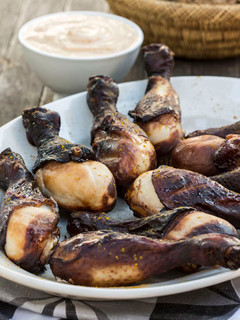 Una foto de Muslos de pollo ahumados con salsa de curry