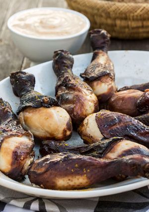Una foto de Muslos de pollo ahumados con salsa de curry