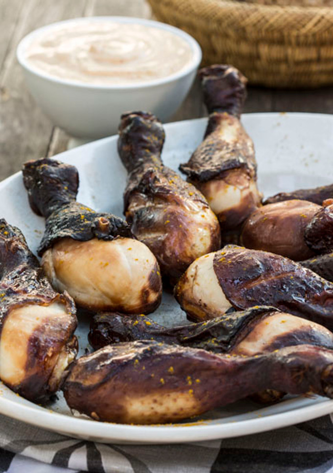 Una foto de Muslos de pollo ahumados con salsa de curry