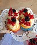 Cupcakes de naranja con frutos rojos