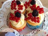 Cupcakes de naranja con frutos rojos