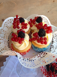 Una foto de Cupcakes de naranja con frutos rojos