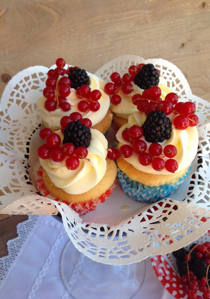 Una foto de Cupcakes de naranja con frutos rojos