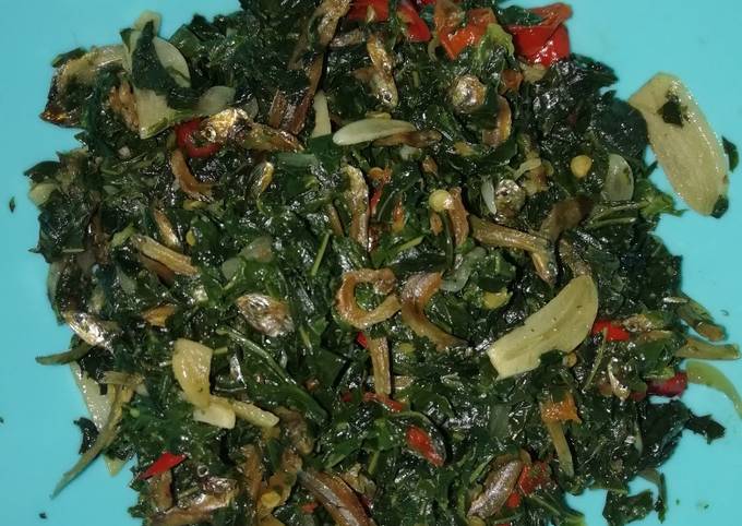 Ini dia! Bagaimana cara bikin Tumis daun ubi teri dijamin sempurna