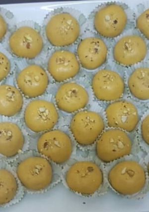 A picture of Basan ke ladoo.