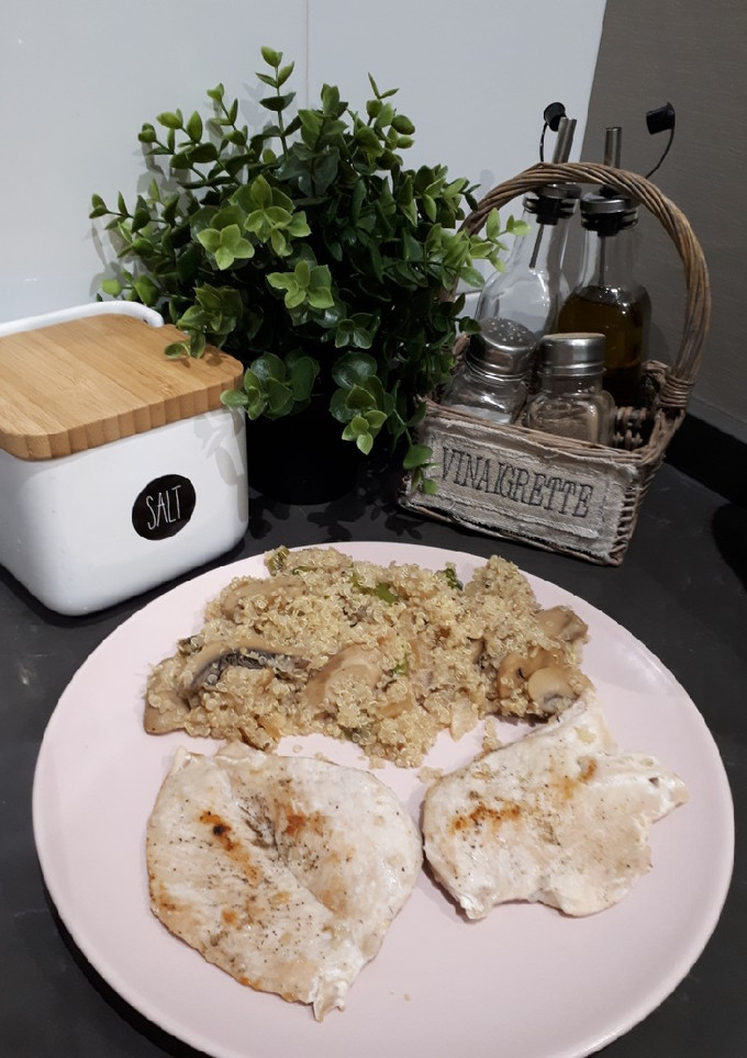 Una foto de Quinoa con verduras y pollo a la plancha