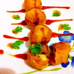 A picture of Cheesy upma bonda.