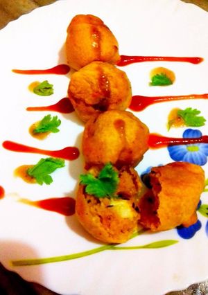 A picture of Cheesy upma bonda.