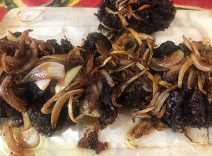 Una foto de Morcillas al horno con cebollas
