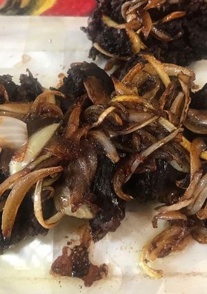Una foto de Morcillas al horno con cebollas
