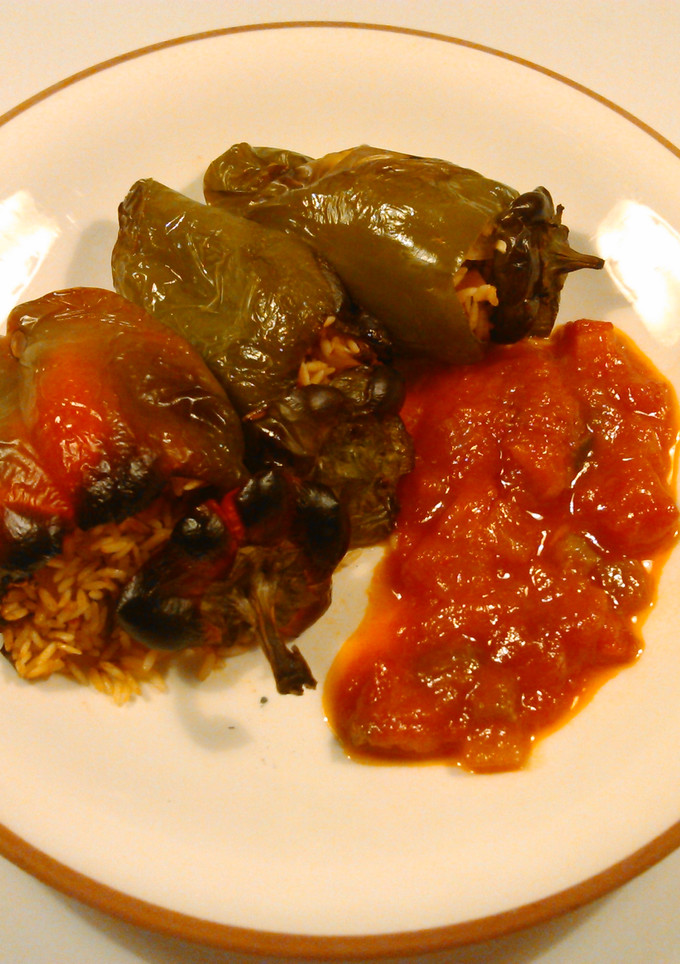 Una foto de Pimientos rellenos de arroz y atún 