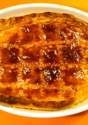 Una foto de Empanada de jamón, queso y tomate