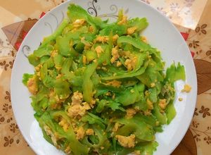 Hình của món Mướp đắng xào trứng.