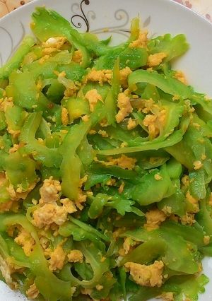 Hình của món Mướp đắng xào trứng.