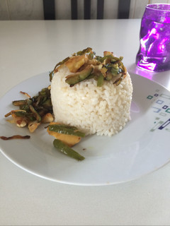 Una foto de Arroz con pechuga de pollo y verduras