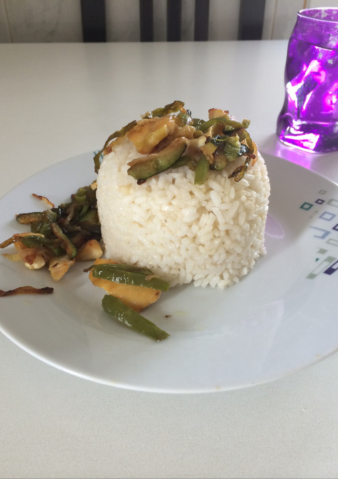Una foto de Arroz con pechuga de pollo y verduras