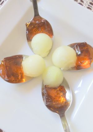 Una foto de Aperitivo de melón y gelatina de moscatel