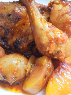Una foto de Pollo al romesco con nectarinas y cebollas