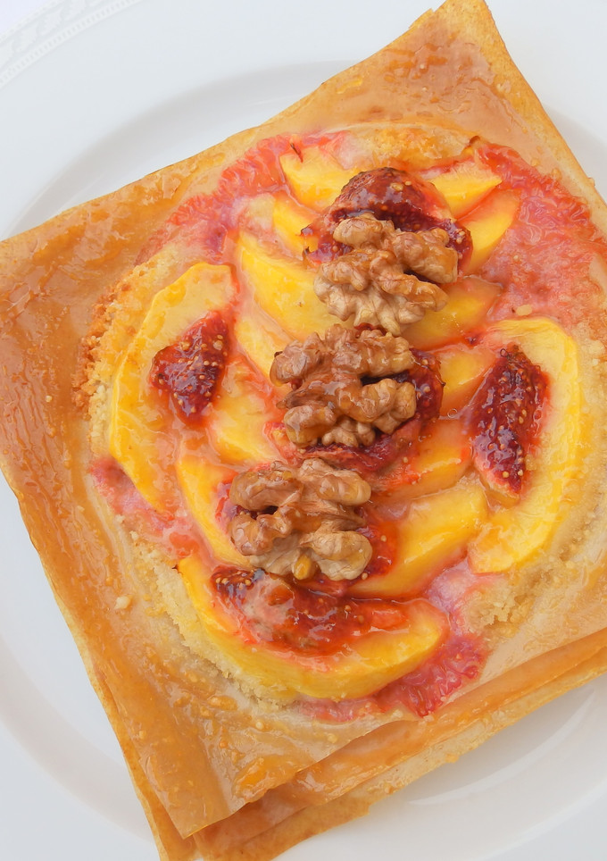 Una foto de Pasteles de pasta filo con higos, nectarina y nueces