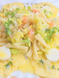 Una foto de Ensalada de pasta, salmó i pinya