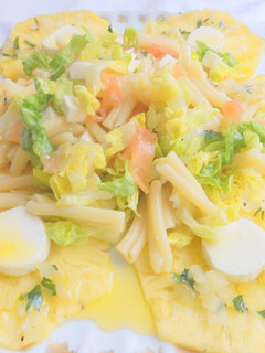 Una foto de Ensalada de pasta, salmó i pinya