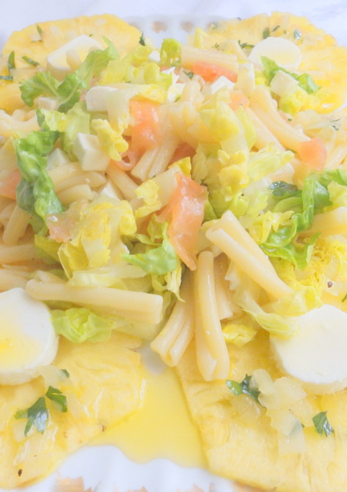 Una foto de Ensalada de pasta, salmó i pinya