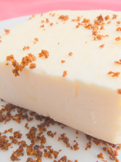 Una foto de Helado de limón con cheesecake de piñones