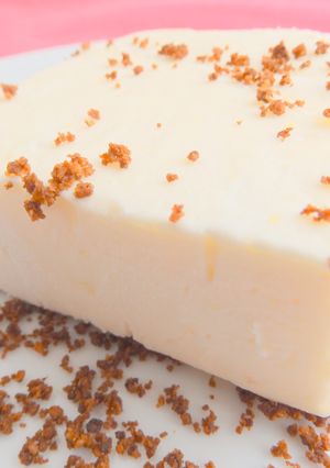 Una foto de Helado de limón con cheesecake de piñones