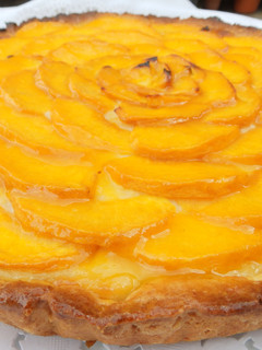 Una foto de Pastel de melocotón y crema de almendras