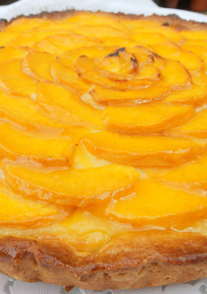 Una foto de Pastel de melocotón y crema de almendras