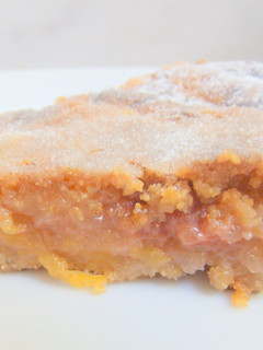 Una foto de Crumble de manzana y melocotón